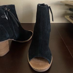 Toms suede ankle boot/bootie